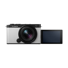 Laden Sie das Bild in den Galerie-Viewer, Panasonic Lumix DC-S9 (Rauchweiß) + Lumix S 18–40 mm F/4,5–6,3
